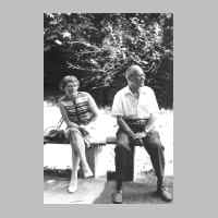 022-1054 Elfriede Podehl, verh. Schulz mit Ehemann etwa 1970-71.jpg